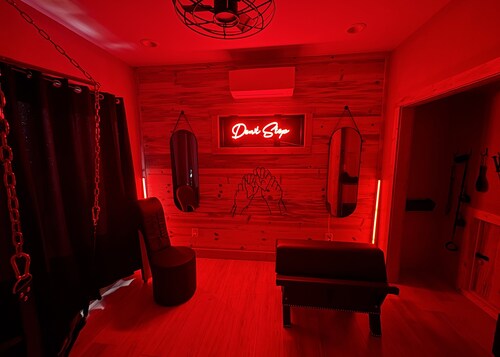 Romantic Red Room – Adults Only Couples' Retreat