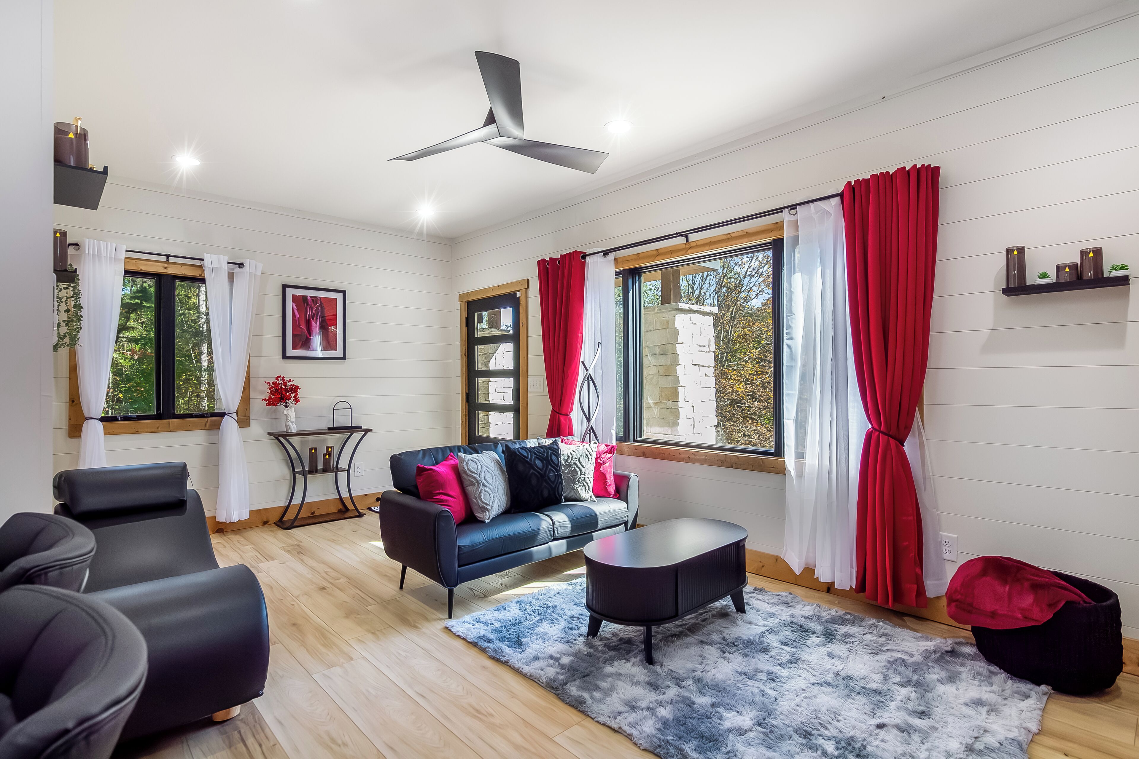 Smart-TV, Kamin, Bücher, Stereoanlage