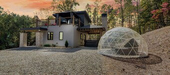 Romantic Red Room – Adults Only Couples' Retreat