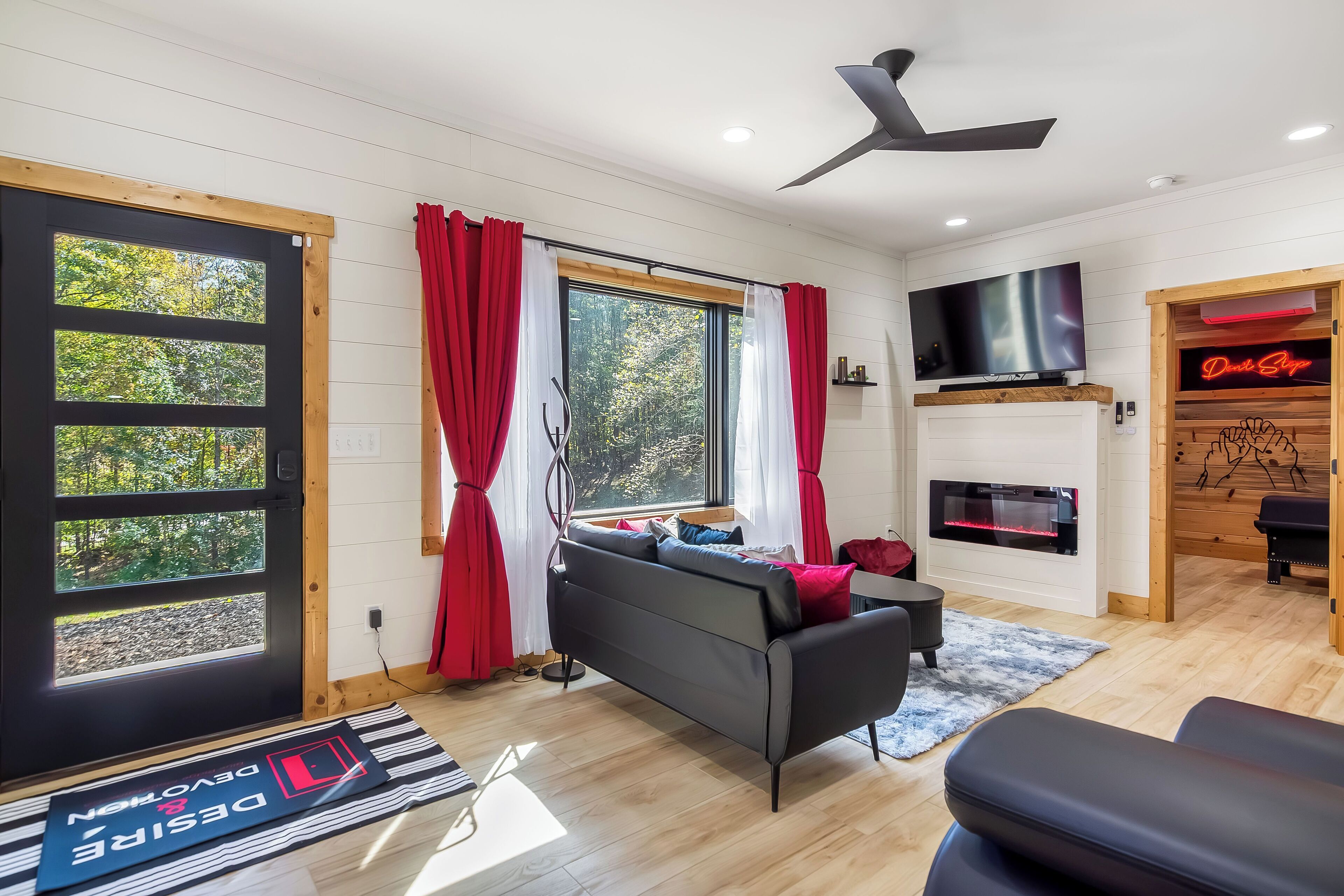 Älytelevisio, takka, kirjoja, stereot