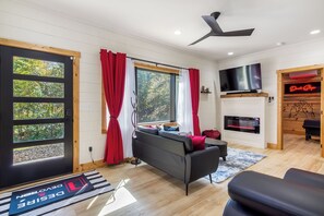 Smart-tv, een open haard, boeken en een stereo