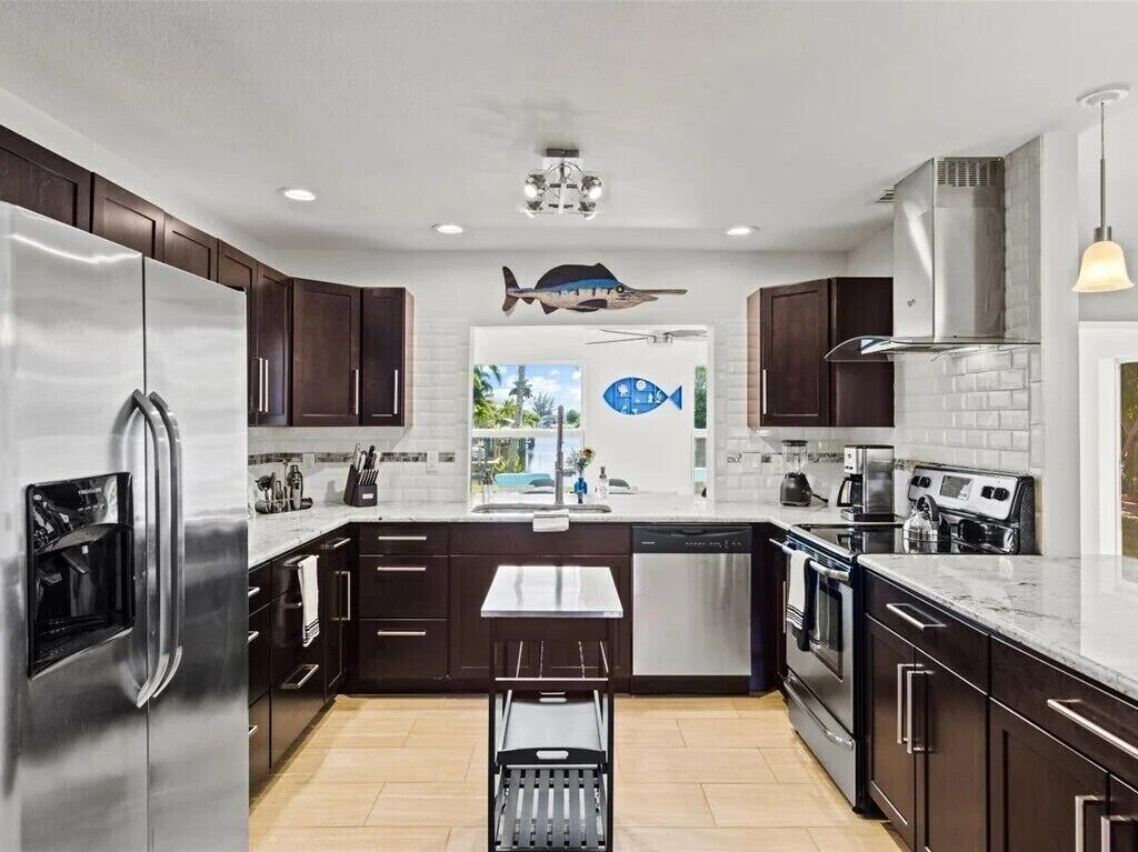 Refrigerador, microondas, horno y parrilla de estufa 