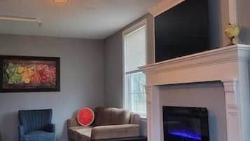 Een televisie en een open haard