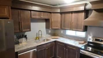 冰箱、微波炉、烤箱、炉灶