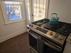 Refrigerador, horno, parrilla de estufa y utensilios de cocina 