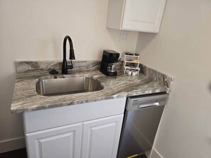 Fridge, oven, stovetop, cookware/dishes/utensils - ¤Bohemia top king suite, hot tub, pool, games @MLC (Ferndale)