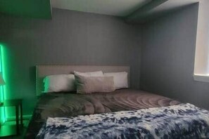 3 bedrooms, iron/ironing board, WiFi, bed sheets - *Oceana* Entire King 3 BR lower level 
at MicroLux (Royal Oak)
