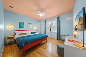 1 bedroom, iron/ironing board, travel cot, free WiFi - #10 Unit in Mid-century Art-Déco Building KingBed EnSuiteBath Steps>Beach PetsOK (Miami Beach)