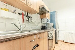 Fridge, microwave, oven, stovetop - Affordable Room | Near Danube & Millennium City (Wien)