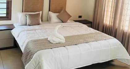 Deluxe King Room Gypsie Cottage unit 2