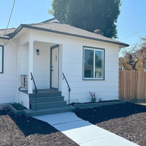 Beautiful 2-bedroom bungalow full house in the desirable Richmond Annex