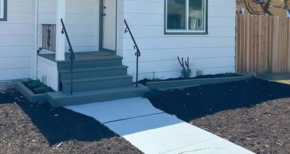 Beautiful 2-bedroom bungalow full house in the desirable Richmond Annex