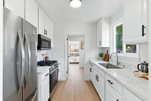 Beautiful 2-bedroom bungalow full house in the desirable Richmond Annex