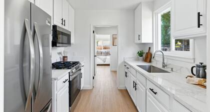 Beautiful 2-bedroom bungalow full house in the desirable Richmond Annex