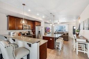 Microondas, horno, parrilla de estufa y lavavajillas 