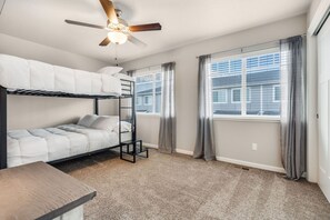 3 habitaciones, tabla de planchar con plancha, wifi y ropa de cama 