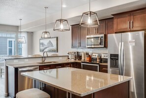 Microondas, horno, parrilla de estufa y lavavajillas 