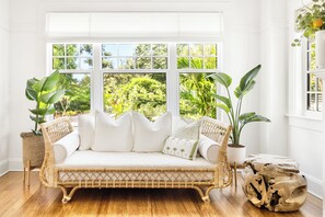 Smart-TV, bøker og stereoanlegg