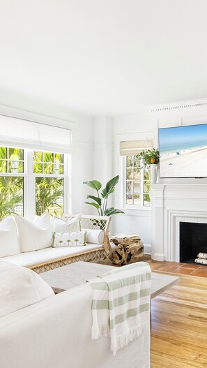 Smart-TV, bøker og stereoanlegg