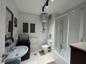 Haartrockner, Bidet, Handtücher, Seife