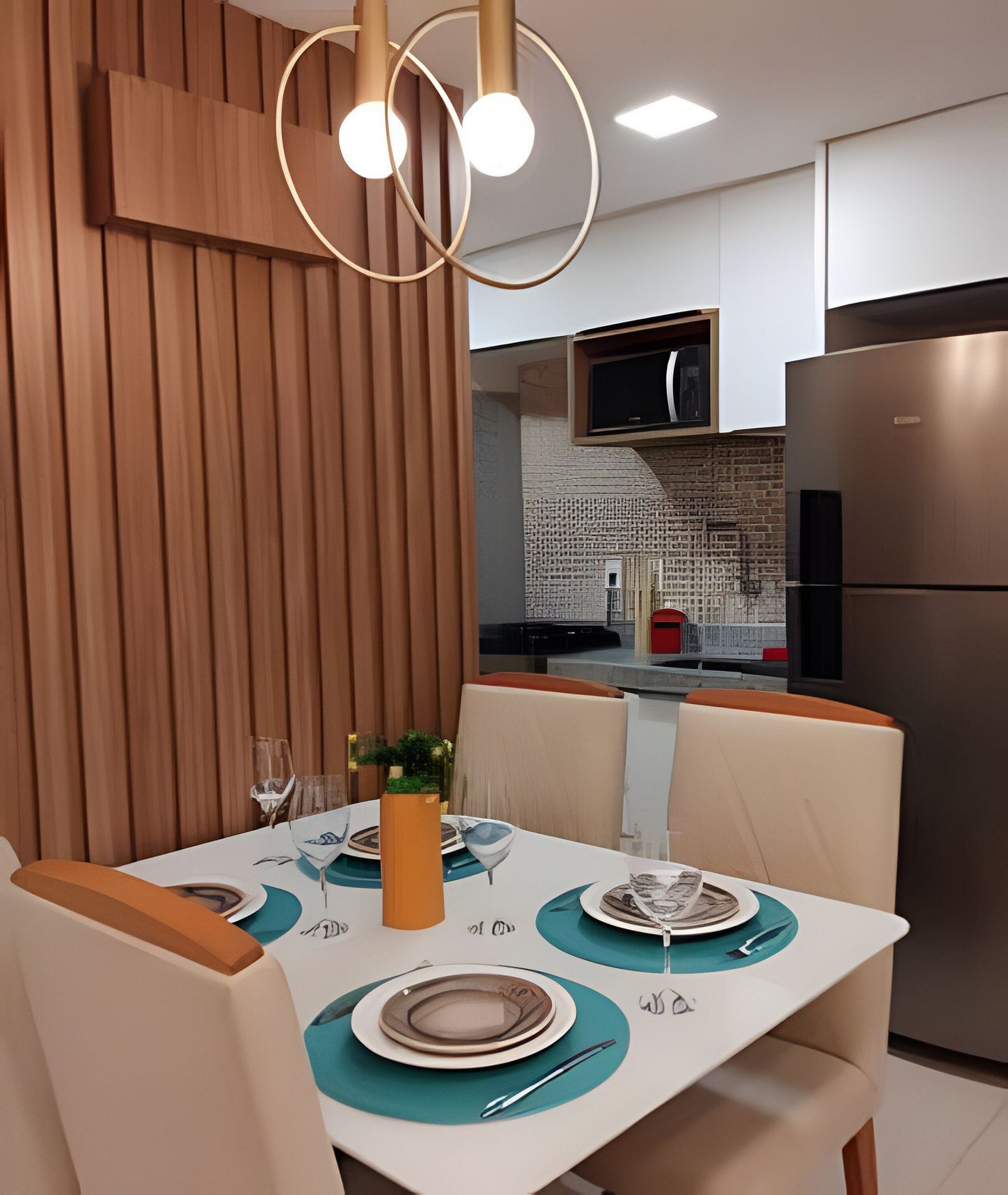Un comedor moderno con un muro de acento de madera, una mesa dispuesta para cuatro comensales y una cocina al fondo.
