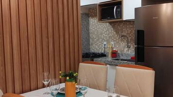 Deluxe Apartment | Dining room