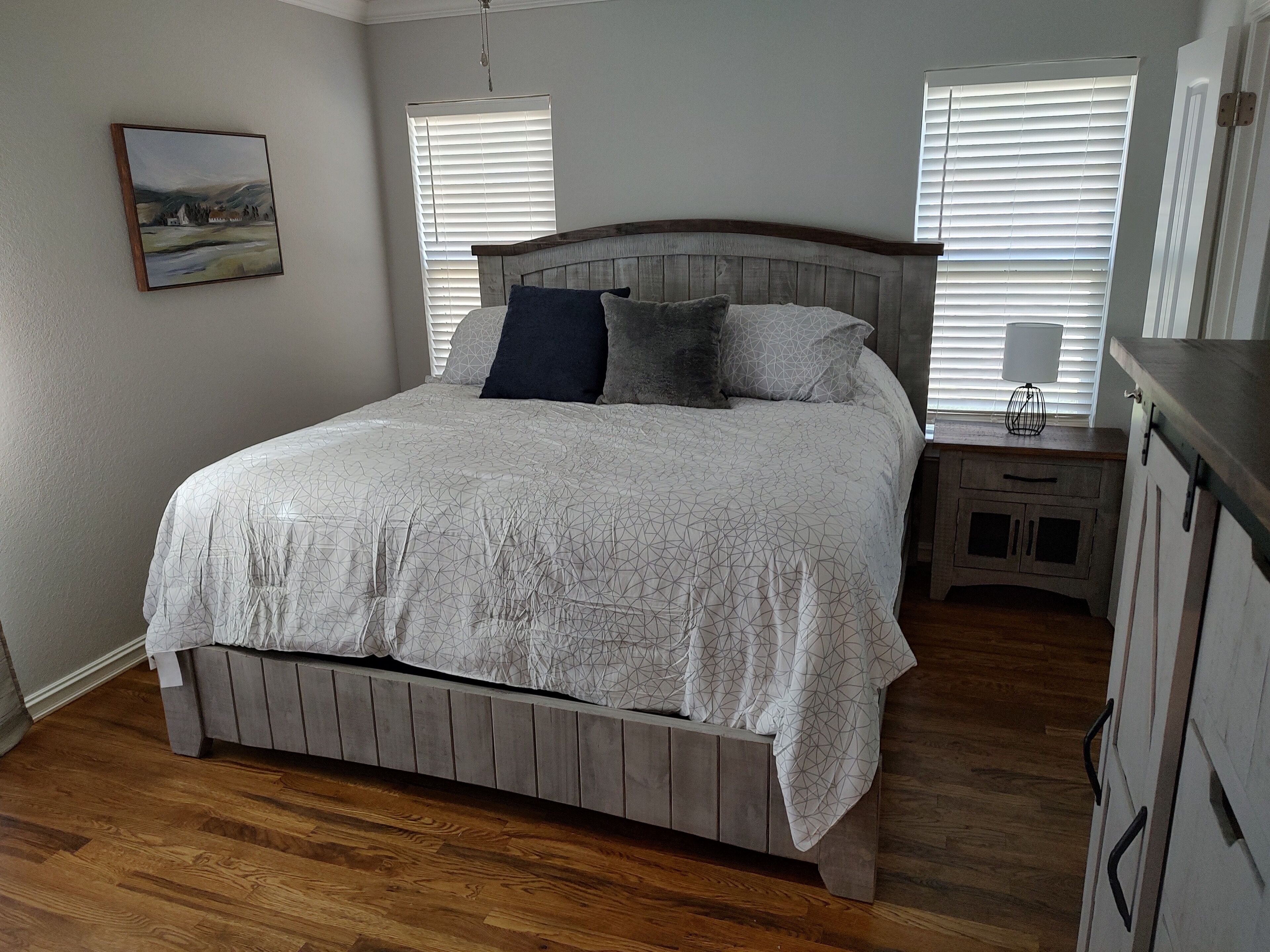 3 habitaciones, tabla de planchar con plancha, wifi y ropa de cama 