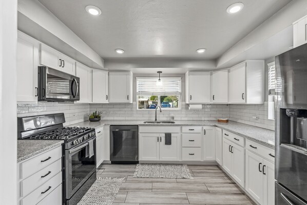 ميكروويف، فرن، موقد طهي مسطح، غسالة أطباق