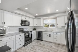 Micro-ondes, four, plaque de cuisson, lave-vaisselle