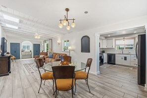 Dining - Prime Central Location- Minutes from TMC Hospital: Desert House (Tucson)