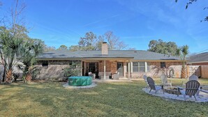 Unclassified image, 4 of 37, button - Family-Friendly Home w Spa Near Beach (Savannah)
