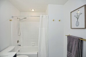 Casa, patio, vista al patio | Baño