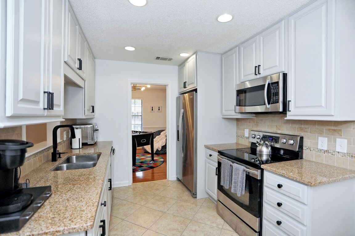 House, Patio, Courtyard View | Private kitchen | Coffee/tea maker, dining tables