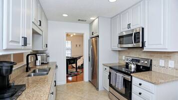 House, Patio, Courtyard View | Private kitchen | Coffee/tea maker, dining tables