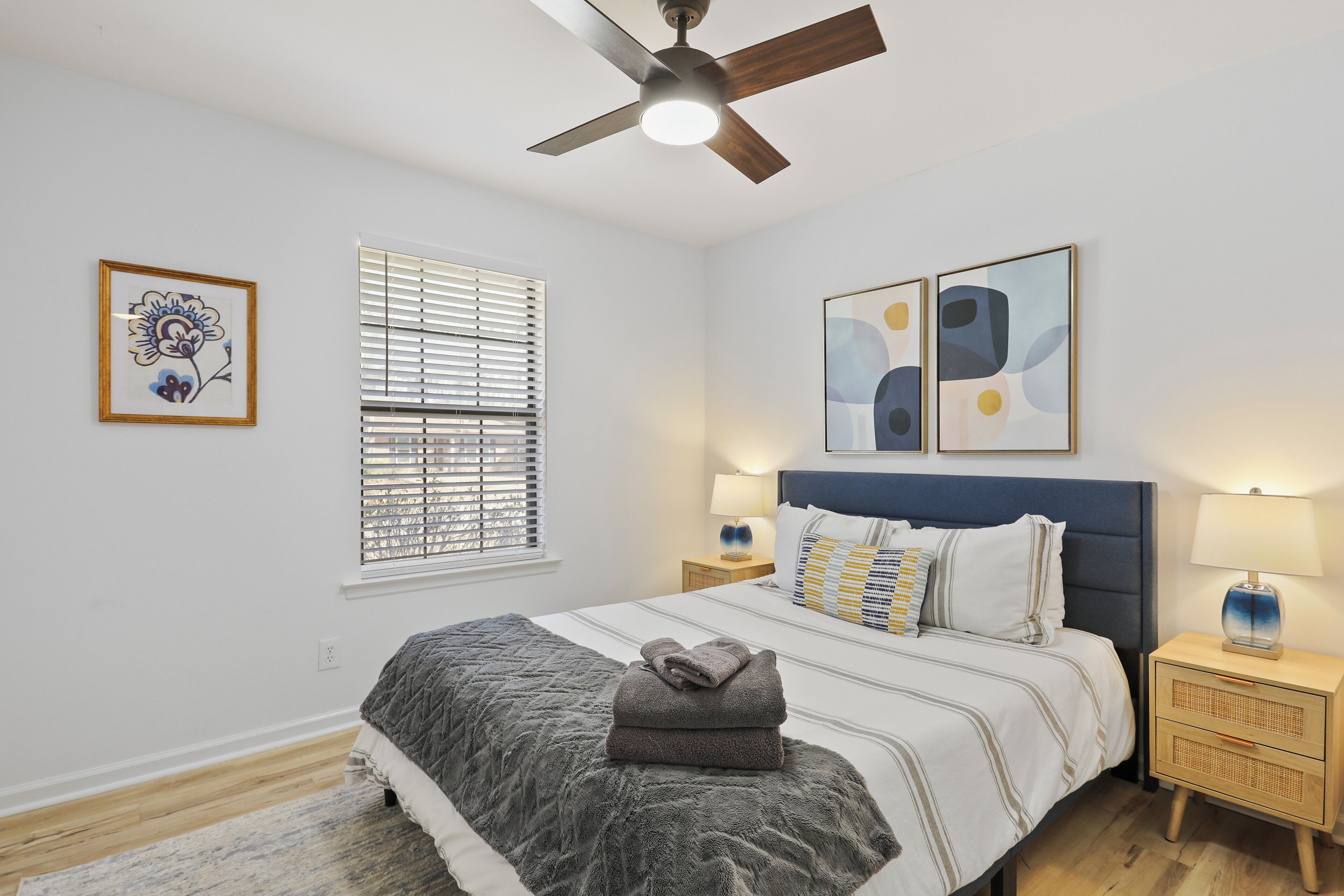 Setrika/meja setrika, Wi-Fi gratis, dan seprai linen