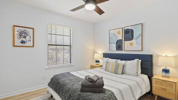 Setrika/meja setrika, Wi-Fi gratis, dan seprai linen