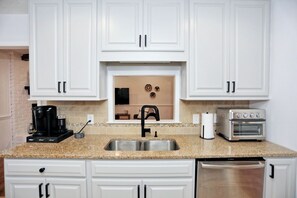 House, Patio, Courtyard View | Private kitchen | Coffee/tea maker, dining tables