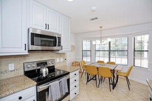 Nhà, sân hiên, quang cảnh sân vườn | Bếp riêng | Dụng cụ pha cà phê/trà, bàn ăn