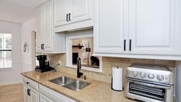 Casa, varanda, vista para o pátio | Cozinha privada | Cafeteira/chaleira, mesas de jantar
