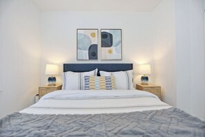 Casa, patio, vista al patio | Tabla de planchar con plancha, wifi gratis y ropa de cama