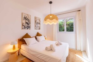 4 bedrooms, iron/ironing board, WiFi, bed sheets