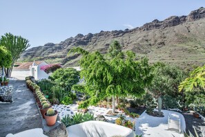 Property grounds - Historic Juan Room with Mountain Views, Shared Terrace and Wi-Fi (Mogán)