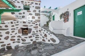 Property grounds - Historic Juan Room with Mountain Views, Shared Terrace and Wi-Fi (Mogán)