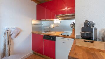 Een koelkast, een microgolfoven, een oven, een kookplaat