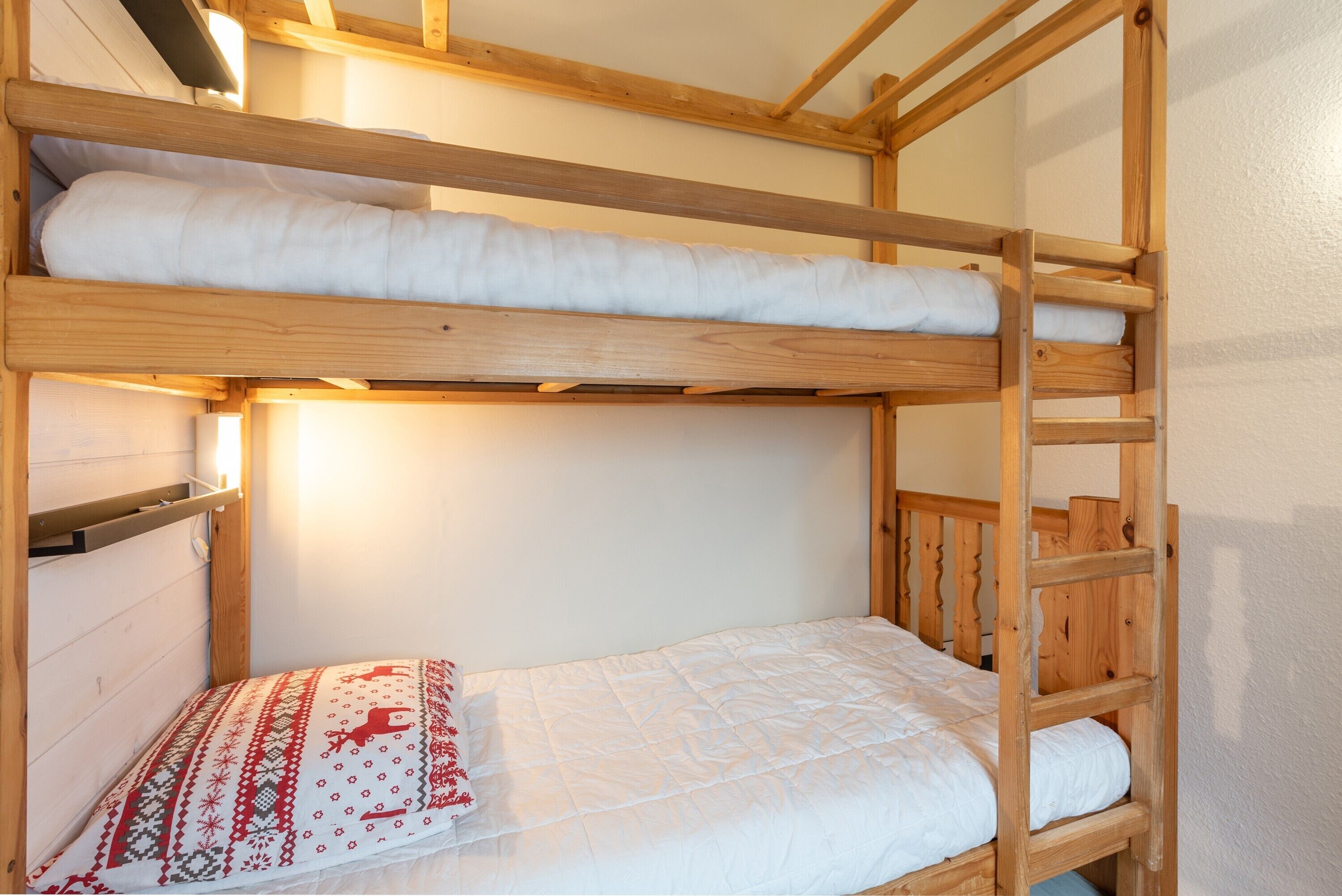 1 habitación y tabla de planchar con plancha 