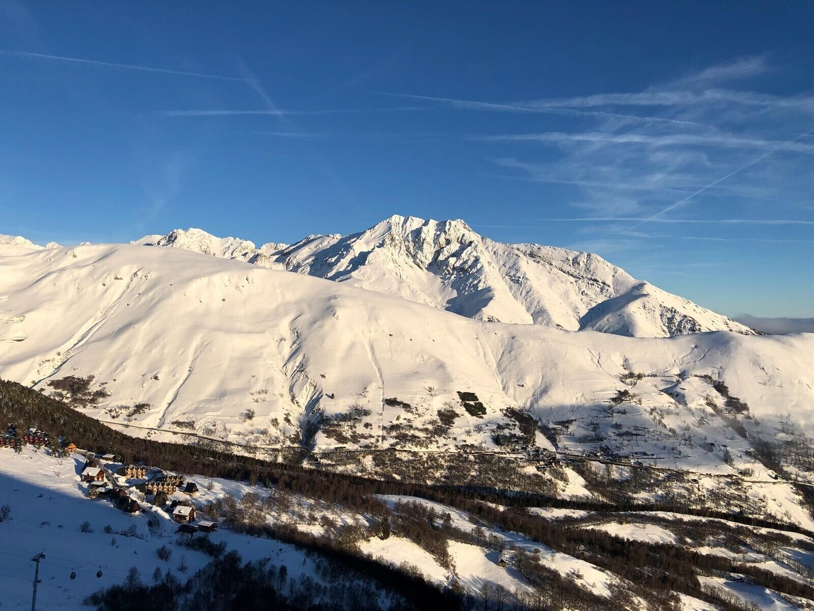 Eine verschneite Berglandschaft mit blauem Himmel.