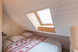 1 dormitori i planxa i posts de planxar 