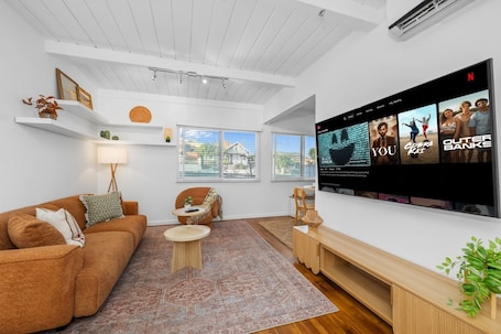TV. Modern Eclectic 2BR Near Petco, Balboa Park & Zoo