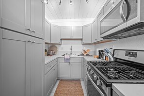 Fridge, microwave, oven, stovetop - Modern Eclectic 2BR Near Petco, Balboa Park & Zoo (San Diego)