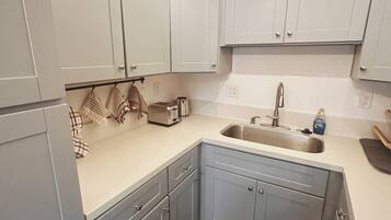 KĂŒhlschrank, Mikrowelle, Ofen, Herdplatte